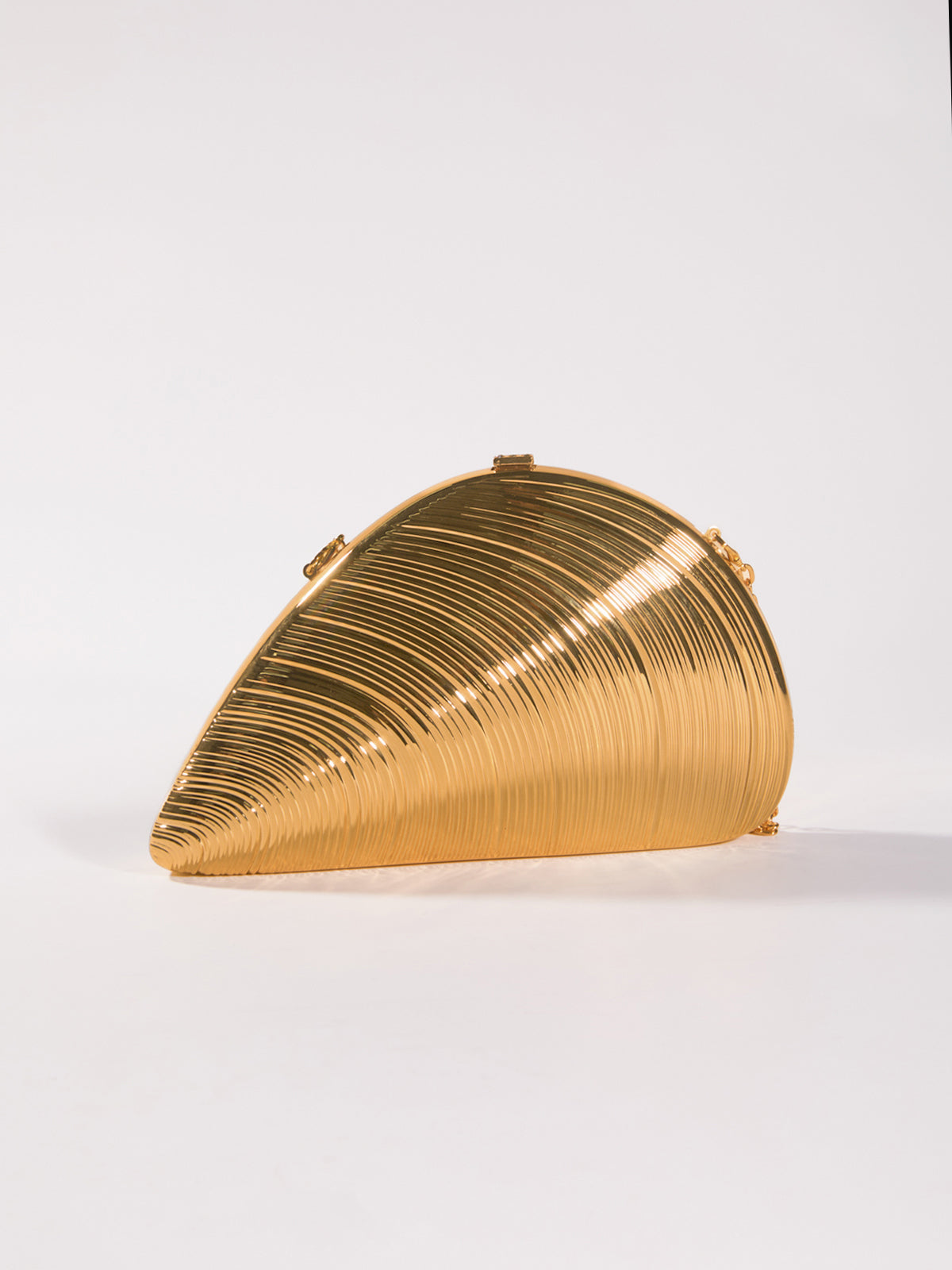 Maika Seashell Convertible Clutch In Gold