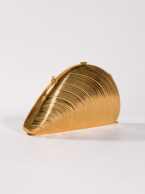 Maika Seashell Convertible Clutch In Gold